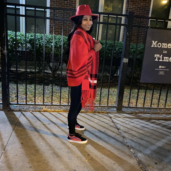 Stylish Red Shawl - Picture 7 of 15